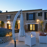 Finca-Son-PouTerrasse-am-Abend